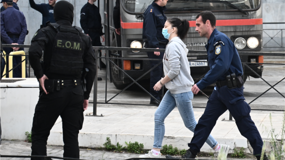 Η μητέρα του ανήλικου θύματος λίγο πριν την ανακοίνωση της αποφυλάκισής της